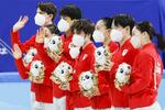 　北京五輪団体で「３位」となり、ポーズをとる（右から）樋口新葉、鍵山優真、坂本花織、宇野昌磨ら日本チーム＝２０２２年２月、北京（共同）