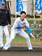 　キャンプ初日、笑顔で練習に取り組む日本ハム・清宮＝名護