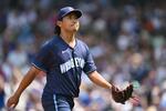 　メッツ戦の４回途中、降板するカブス先発の今永。１０失点で２敗目を喫した＝シカゴ（ゲッティ＝共同）