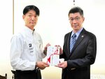 西垣事務局長に目録を手渡す若本社長（左）