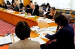 経済団体の代表らに企業への支援策について説明する鳥取労働局の担当者（右）＝３１日、鳥取県庁