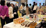 鳥取の地酒や土産物が並んだ物産展の様子