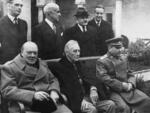 　１９４５年２月、クリミア半島のヤルタで会談した（前列左から）チャーチル英首相、ルーズベルト米大統領、スターリン・ソ連首相（タス＝共同）