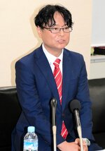 辞職の経緯を説明し、有権者に謝罪する内田氏＝２７日、鳥取県庁