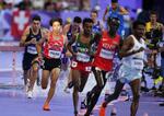 　パリ五輪男子３０００メートル障害予選で力走する三浦龍司（左から２人目）＝２４年８月５日、パリ郊外（共同）