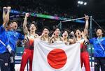 　男子団体総合で優勝し喜ぶ（左３人目から）杉野正尭、谷川航、萱和磨、岡慎之助、橋本大輝＝パリ（共同）
