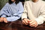 　妻（左）の母親が亡くなった病院の面会制限について話す首都圏の男性医師＝４月
