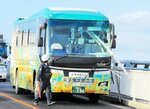 防護柵がフロントガラスに突き刺さった空港連絡バス＝９日午前８時４５分ごろ、松江市八束町の江島大橋