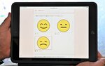 心の状態について尋ねる項目が表示されているタブレット端末