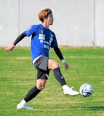 最終ラインで体を張るＣＢ飯泉＝オールガイナーレＹＡＪＩＮスタジアム