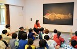 「国之楯」を鑑賞し自由に感想を述べ合う児童ら＝２７日、日南町霞の日南町美術館