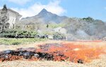 烏ケ山をバックに勢いよく燃える草原＝２７日、鳥取県江府町御机の鏡ケ成