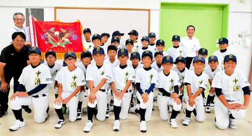 中国ろうきん杯の出場を伊達市長に報告した「中浜フェニックス」のメンバー
