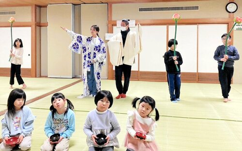 練習に励む出演者ら