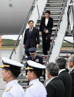 　海上自衛隊硫黄島航空基地に到着された天皇、皇后両陛下＝７日午後、東京都小笠原村（代表撮影）