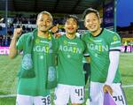 　３連覇を果たし、喜ぶセルティックの（左から）前田、旗手、岩田＝キルマーノック（共同）