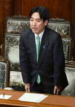 　衆院本会議でＡＩに特化した初の法案が可決され、一礼する城内科学技術相＝２４日午後