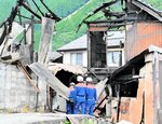 火災現場を確認する西部消防局員＝９日、鳥取県江府町江尾