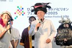 神戸ビーフの素牛である但馬牛のルーツや美方郡内のプログラムをＰＲする野田副館長＝２９日、大阪市此花区夢洲