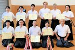 個人と団体の入賞者ら＝鳥取市弓道場