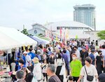 家族連れなどでにぎわう「さかい夢みなと朝市」＝３０日、鳥取県境港市竹内団地