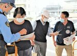 警察官と協力して特殊詐欺被害防止の広報を行う湖山地区老人クラブ連合会の会員（右）＝２８日、鳥取市湖山町東２丁目のサンマート湖山店