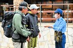 登山客に夏山登山の遭難事故防止を呼びかける署員＝２４日、大山町大山の御幸参道本通り