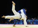 　男子８１キロ級準々決勝　ベルギー選手（手前）から技ありを奪い、優勢勝ちの永瀬貴規＝パリ（共同）