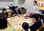 　子ども食堂の試食会で、食物アレルギー対応の料理を振る舞う上田まり子さん（右奥）＝３月、松江市