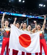 　男子団体総合で優勝し、日の丸を手に喜ぶ（左から）杉野正尭、谷川航、萱和磨、岡慎之助、橋本大輝＝パリ（共同）