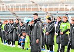 ゴール裏のサポーターに感謝を伝える長谷川アーリアジャスール選手（中央）＝２日、鳥取市のＡｘｉｓバードスタジアム