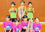 優勝した男子の社スポーツ少年団Ａ（後列）と女子のＣＡＭＥＬＳＪｒ＝青谷町農林漁業者トレーニングセンター
