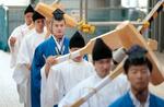 　再建中の首里城で開かれた、正殿の屋根や骨組みが無事完成したことを祝う「工匠式」＝２７日午前、那覇市