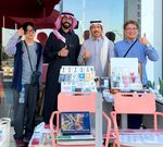 イベント会場で自社商品を前に現地のフィアットファンとポーズを取る西浦社長（右）＝２月８日、サウジアラビア・ジッダ（ラフィータ提供）