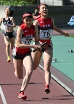 女子１６００メートルリレー決勝　倉吉東高Ａは３走宇山（７６）からアンカー松尾にバトンをつなぎ決勝を制する＝ヤマタスポーツパーク陸上競技場