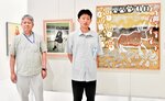 ともに受賞を果たし作品の前に立つ文さん（右）と宗内さん＝米子市美術館