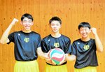 インターハイに向けて闘志を燃やす（左から）谷口さん、井上さん、西崎さん＝３日、鳥取県北栄町の鳥取中央育英高
