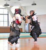 女子試合決勝　スピードのある攻撃で果敢に攻める河本（奥）＝鳥取市武道館