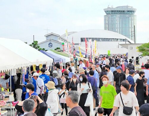 家族連れなどでにぎわう「さかい夢みなと朝市」＝３０日、鳥取県境港市竹内団地