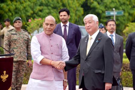 　会談前にインドのシン国防相（左）と握手する中谷防衛相＝５日、ニューデリー（共同）