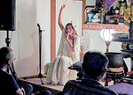 ムード満点の会場で語られる神原さんの怪談