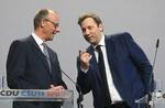 　キリスト教民主同盟（ＣＤＵ）のメルツ党首（左）と社会民主党（ＳＰＤ）のクリンクバイル党首＝９日、ドイツ・ベルリン（ゲッティ＝共同）