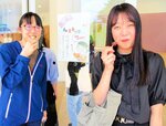団子を食べて思わずにっこりする学生ら＝１６日、倉吉市の鳥取看護大、鳥取短期大