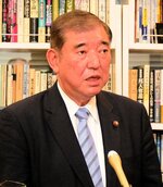 記者団の取材に応じる石破氏＝１９日、国会内