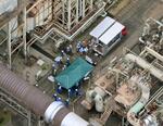 　ガス漏れがあった堺市の「ＥＮＥＯＳ堺製油所」の現場付近に集まった関係者ら＝１７日午後０時９分（共同通信社ヘリから）