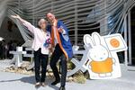 　オランダ館を訪れ会場内の全パビリオンを制覇し、マーク・カウパース政府代表（右）と記念写真に納まる山田外美代さん＝２８日午前、大阪市此花区の夢洲