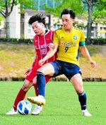 バンメル鳥取―Ｌ．　ｔａｔｉｏ　バンメル鳥取は後半、ＦＷ野儀（右）が相手ＦＷ岩山と競り合う＝ヤマタスポーツパーク球技場