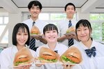 ５人のアイデアから生まれたモサエビのグラコロベーグルサンド＝２０日、岩美町浦富の岩美高