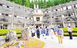 山村のモダニズム建築の傑作と評価されるプラザ佐治。写真は２０２２年７月のシンポジウムで見学する参加者たち
