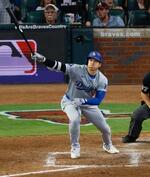 　ブレーブス戦の７回、適時二塁打を放つドジャース・大谷＝アトランタ（共同）